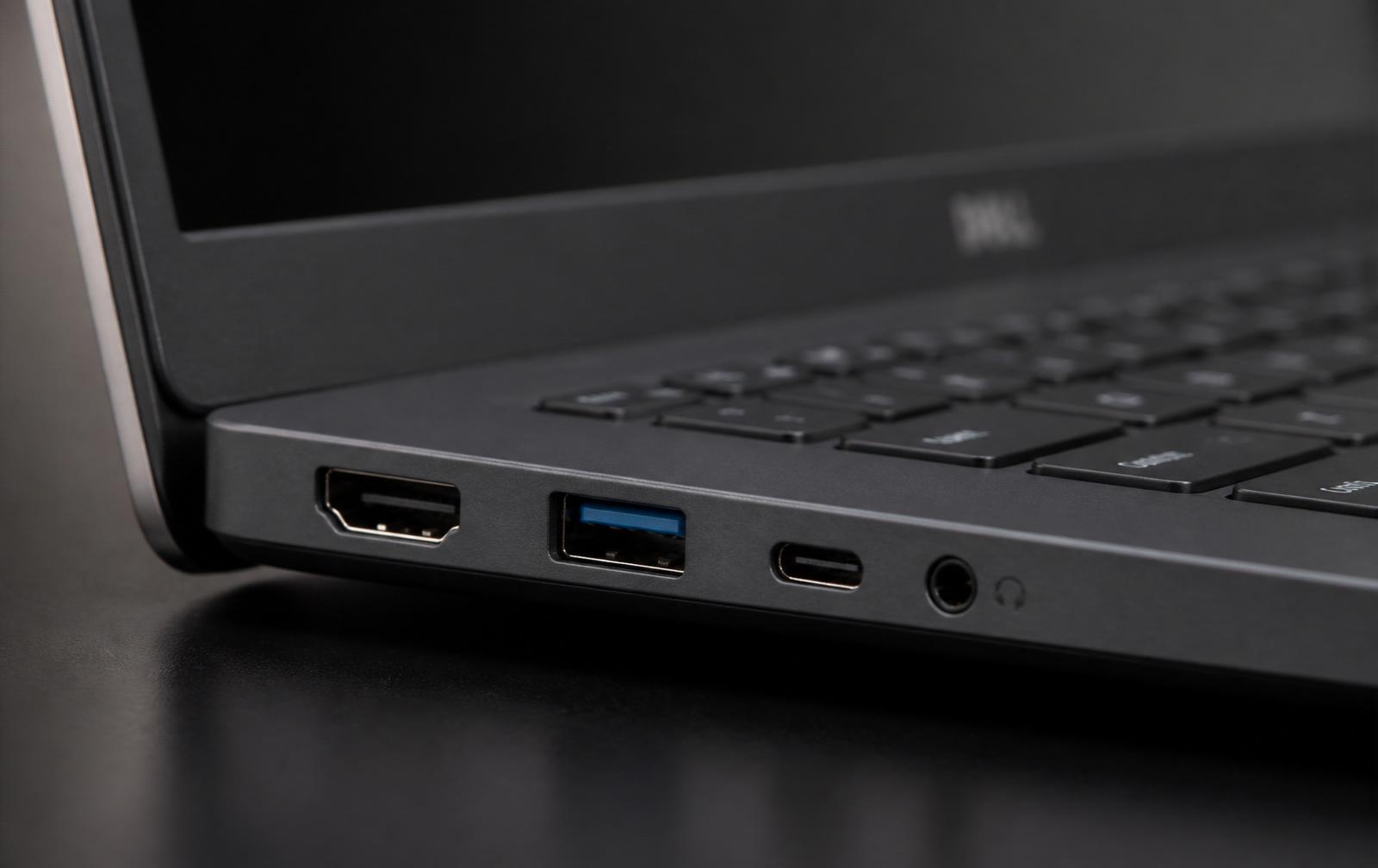 Portas laterais do Dell 15 mostrando HDMI, USB-A 3.1, USB-C e P2 combo
